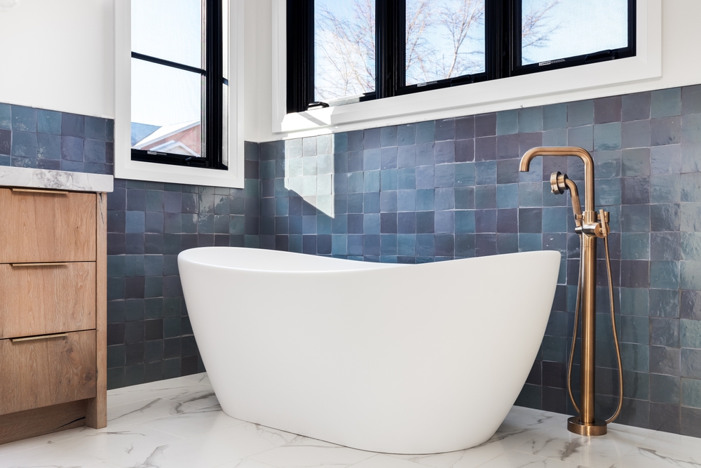 A,beautiful,,luxurious,bathroom,detail,shot,of,a,white,standalone